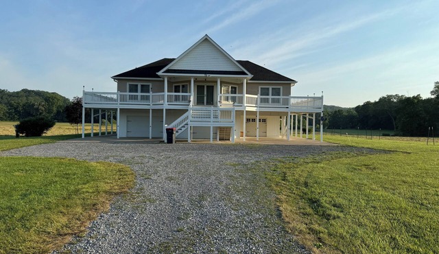 Spacious family gathering house on the Shenandoah River