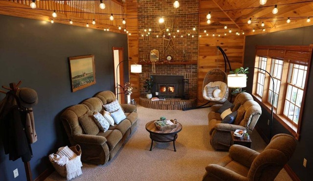 Spacious Family Home w/Fireplace & Fire Pit
