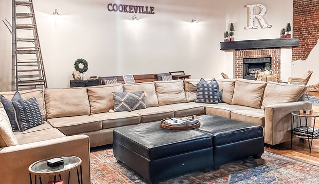 Spacious flat in the heart of downtown. Walk to dine, shop, explore