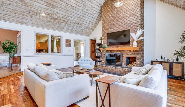 Spacious Fort Wayne Home w/ Hot Tub + Sauna!
