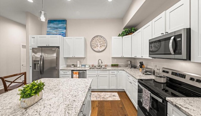 Spacious Freshly Renovated Townhome - City Side