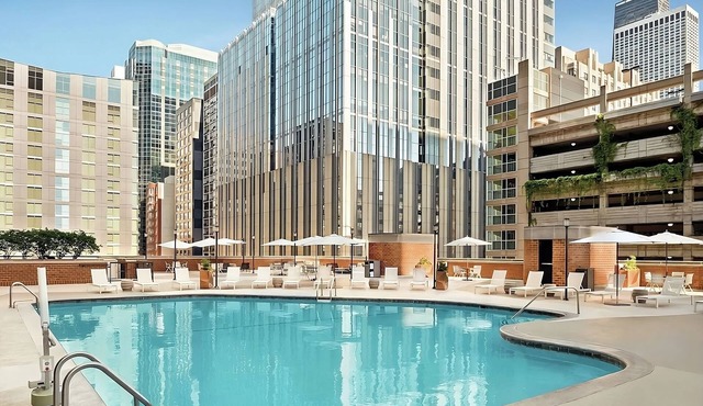 Spacious Good-Value Accommodation! Parking, Outdoor Pool, Near Field Museum