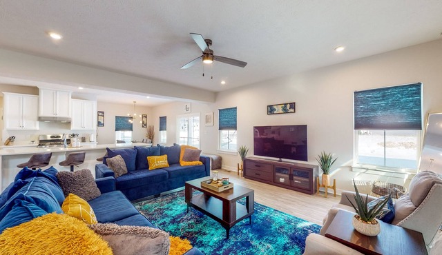 Spacious Home Outside Indianapolis - Office & Full Kitchen, Dog-Friendly in Plainfield