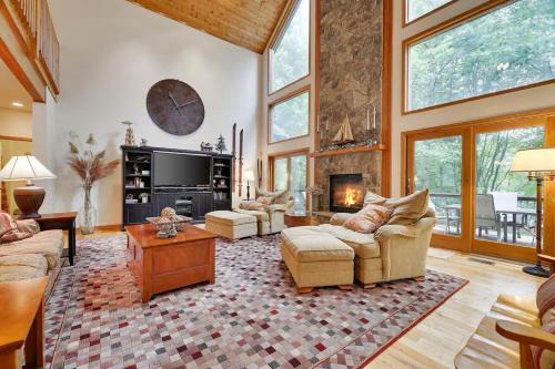 Spacious Lake Front Winter Retreat! Less than 10 Min to Big Boulder! in Blakeslee