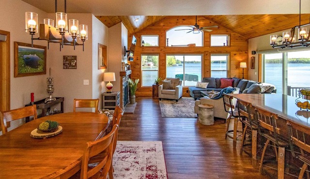 Spacious Lakeside Family Home on Big Bearskin Lake in Hazelhurst