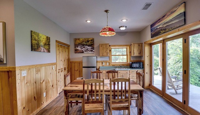 Spacious Log Home w/Game Room & Hot Tub
