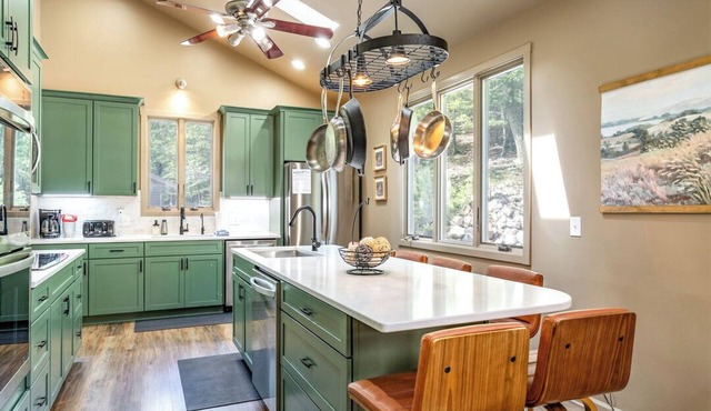 Spacious Mountain Escape- Unplug, Unwind, and Reconnect in Tranquil Surroundings