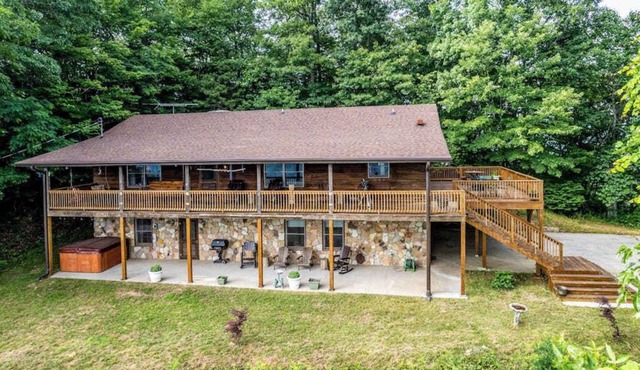 Spacious mountain getaway with game room, hot tub, fireplace & washer/dryer