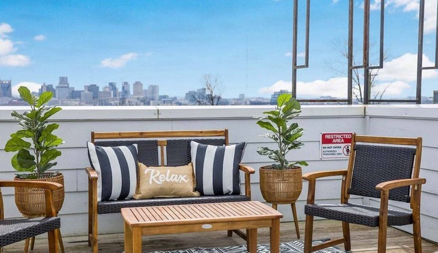 ~ Special Weekend Discount ~ Dreamy Rooftop Views!