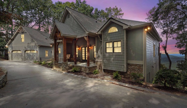 Spectacular Spacious Big Canoe Mountain Retreat with Amazing Views and Hot tub