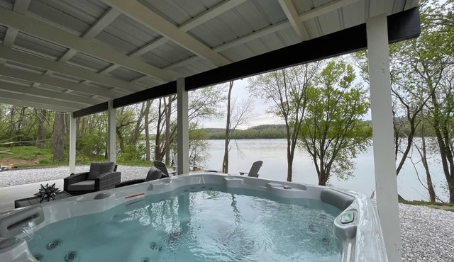 Stargazers' Retreat: A Tiny Home on the Riverside