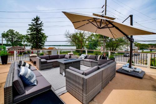 Steps to Cedar Lake! Group Getaway w/Game Room