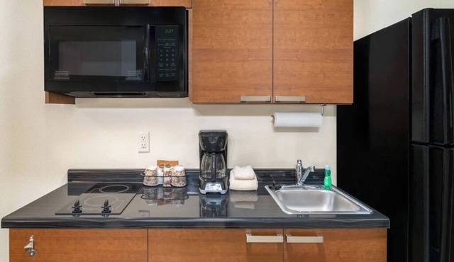 Studio for Extended Stays w/Full Kitchen & Easy Meal Prep in Burleigh County