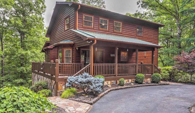 Stunning Mountain Retreat w/Fireplace, Hot Tub, Enclosed Game Room & Ping-Pong