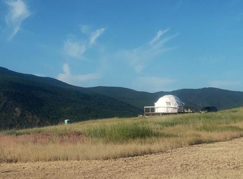 Stunning Off-Grid Dome with Spectacular Views for a Unique Glamping Getaway in Montana in Plains