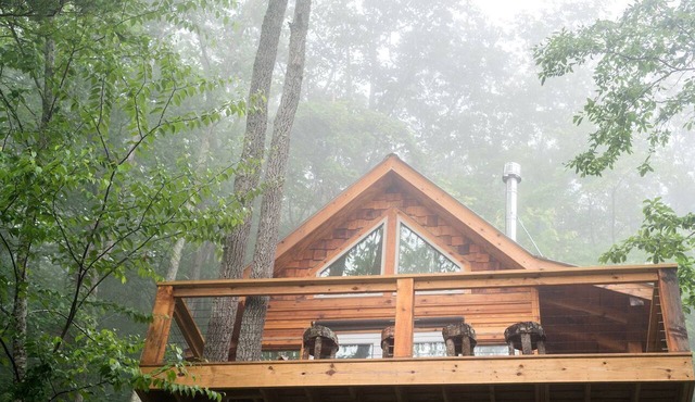 Stunning Pet-Friendly Treehouse for Relaxing Glamping Retreats in North Carolina