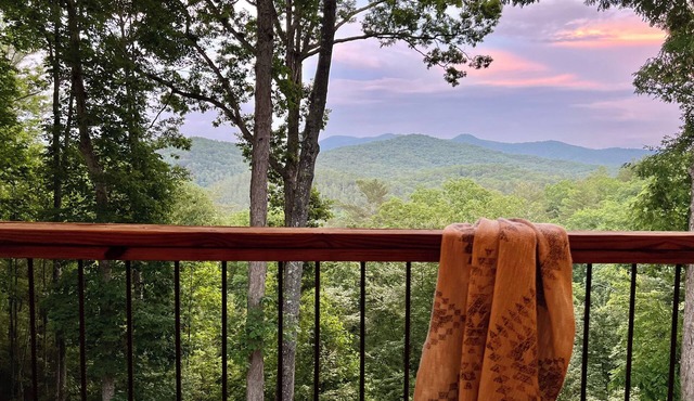 Stunning Views over Aska +Hot Tub & Firepit +Arcade and Pool table +Near Toccoa