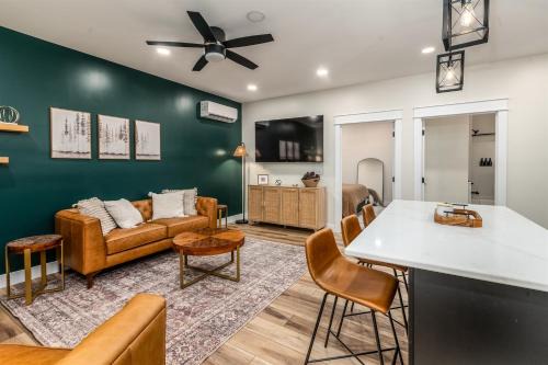 Stylish 1BR Downtown Near Garden of the Gods