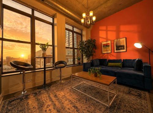 Stylish 2BR Suite with Optional Parking & Gym Access Near Lakefront, Shedd Aquarium and McCormick Center