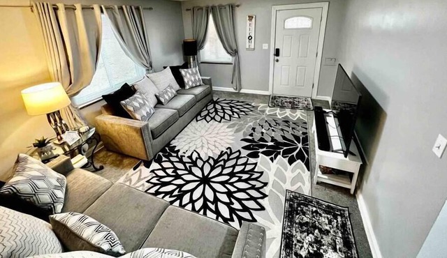 Stylish 3 Bedroom Cape Cod Cutie 10 Min to Dwntn