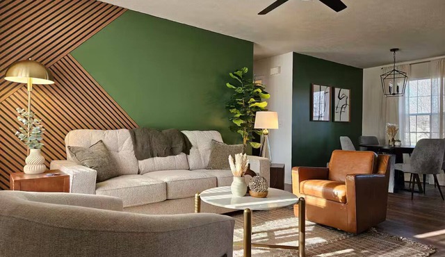 Stylish House at Exit 81 & 10 mins to Downtown