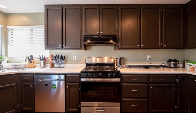 STYLISH + MODERN 4BD HOME | FOOZ | ARCADE | POOL in Redding