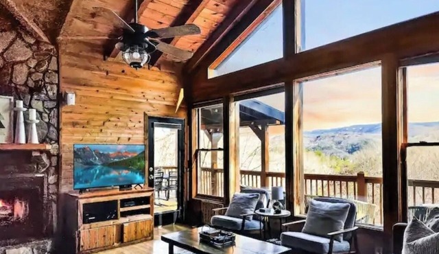 Stylish Mountain Escape - Hot Tub - Fire Pit - Games