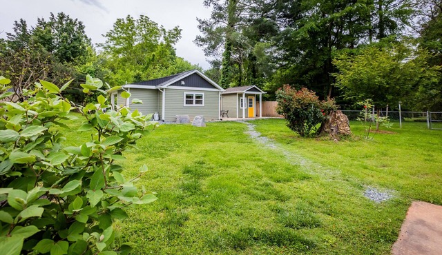 Stylish renovated cozy cottage studio in quiet neighborhood 10 minutes to Uptown