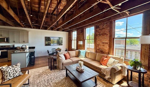 Summit Soul Apartment in Downtown Pilot Mountain, Historic Building