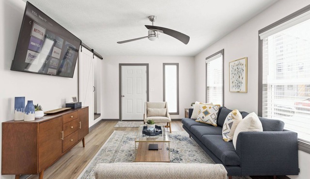 Sunny Blue: 4 BR, 2 En-suites, Hip Fountain Square