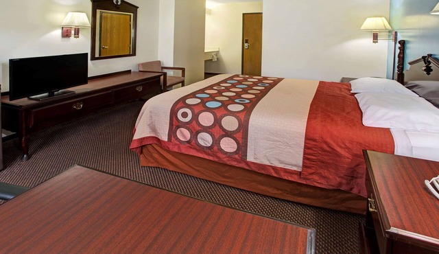 Super 8 by Wyndham Heath/Newark