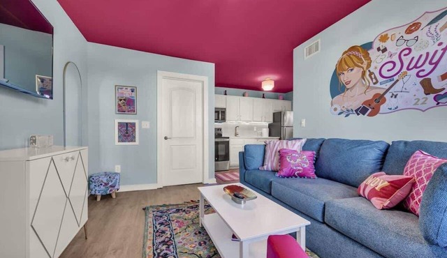 Taylor Swift Themed Apartment!