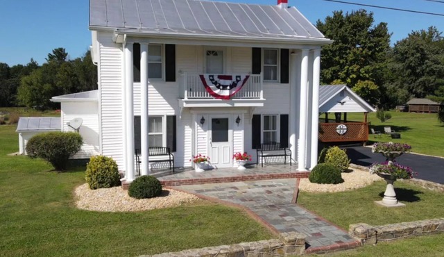 The Baker Farmhouse | Hot Tub Fast WiFi Hiking nearby