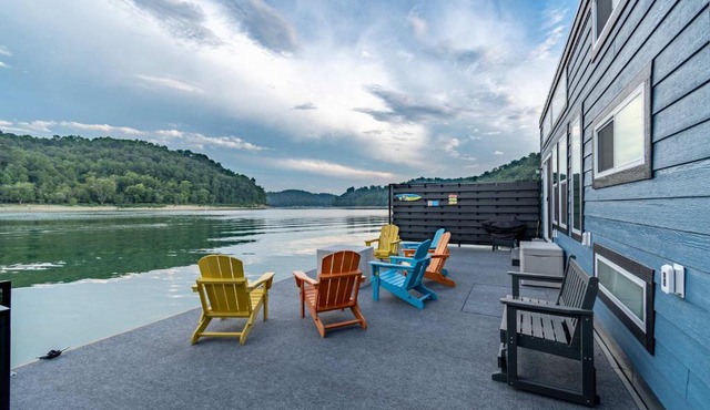 The Bourbon Barge - Floating BoatHouse on Cumberland