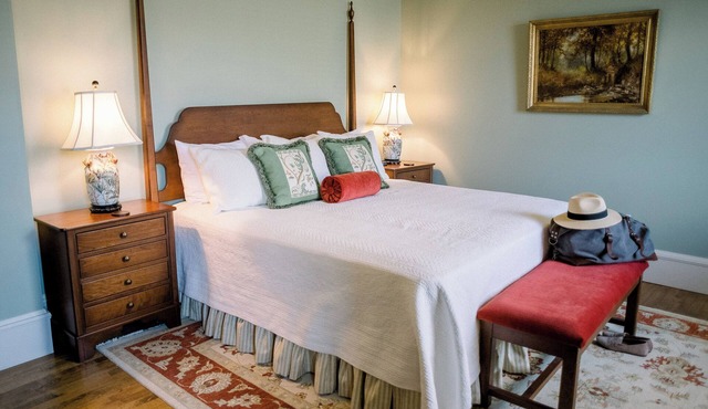 The Colonel's Suite: Charming Stay on Historic Kentucky Estate