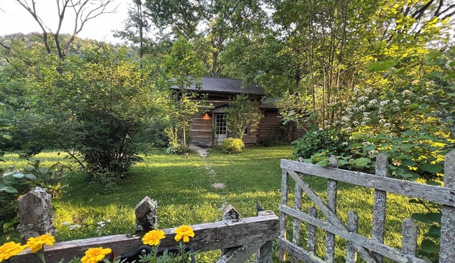 The Cozy Cabin – Historic B&B Chestnut Log – Breakfast Included – Award-Winning