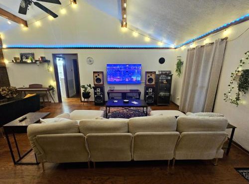 The Creek Woodland Oasis - Modern 3BR Country Home with Rolling Yard