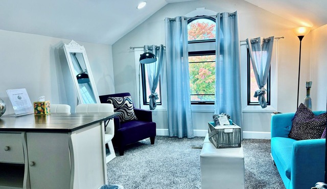 THE DREAM & SOLITUDE SUITE — QUIET TWO-ROOM STAY FOR WOMEN