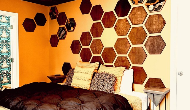 THE HIVE Asheville 6 BR Hot Tub, Sauna, Skee-Ball, Zipline, Arcade, Ninja Course