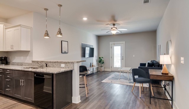 The James: King Bed - Pool & Gym - Fast WiFi - Ft Gordon - Washer & Dryer