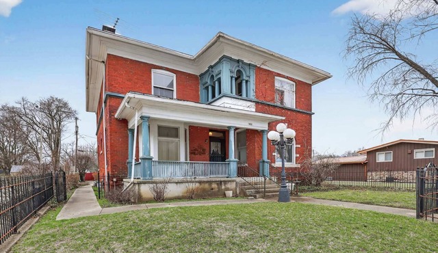 The Lamp Post Manor, 5BR Historic Gem in Danville
