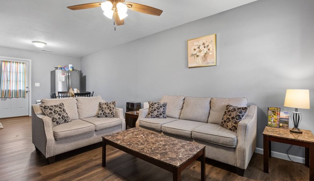 The Lazy Hiker l Cozy 2BR l 15 min to RRG l WI-FI