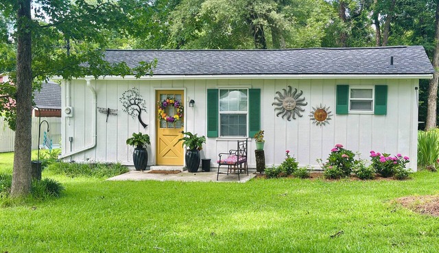 The lil Cottage @ Historic Usry House cozy 1 bed studio Guest Favorite.