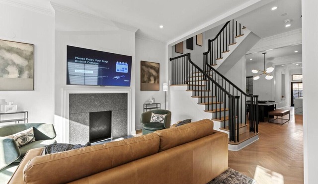 The Lincoln | Entire 7BR DC Rowhome | Sleeps 14