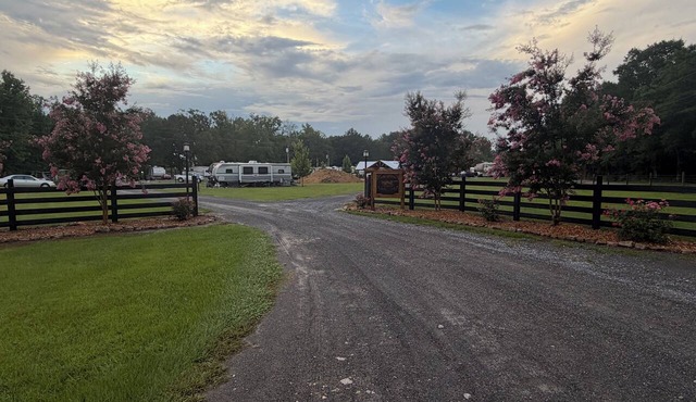 The Outpost at Salt Lick Cove/Waterfront RV Near Weiss Lake