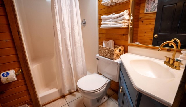 The Overlook Log Cabin - Offer a Queen bedroom, a Full & a Twin Bedroom, and 2 twin beds with amazing Lake Barkley Views!