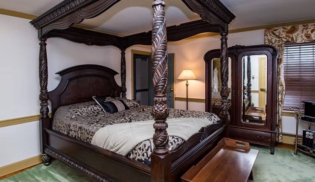 The Poe at The Manor on Rosedale Bed & Breakfast
