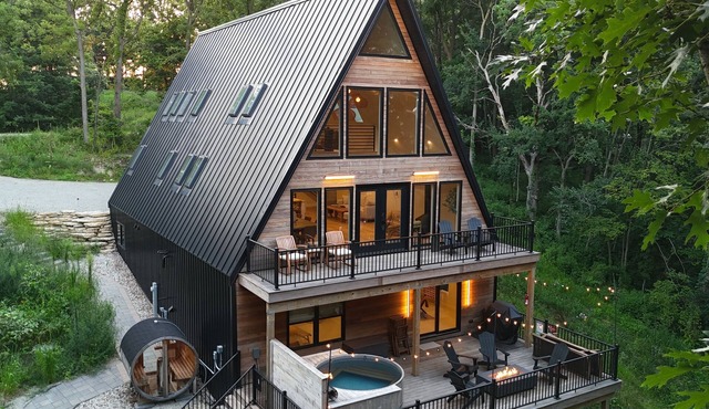 The Ravines Riverfront A-Frame, Cedar Hot Tub, Sauna, King Beds, & Arcade in Beloit