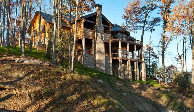 The Sanctuary-Pet Friendly Luxury Cabin Rental, Sits on Top of the Mountain, High Speed Internet, Hot Tub, 30 Minutes to Great Smoky Mountains, in Nantahala NC