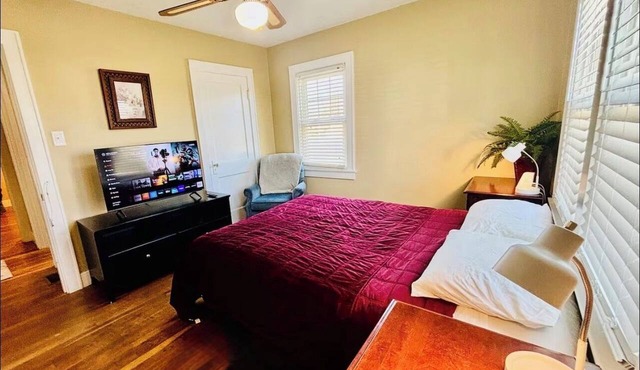 The Spacious Oasis-Hot Tub-Private Suite-Sleeps 11